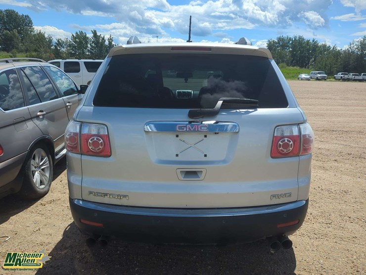 2011-gmc-acadia-image-17