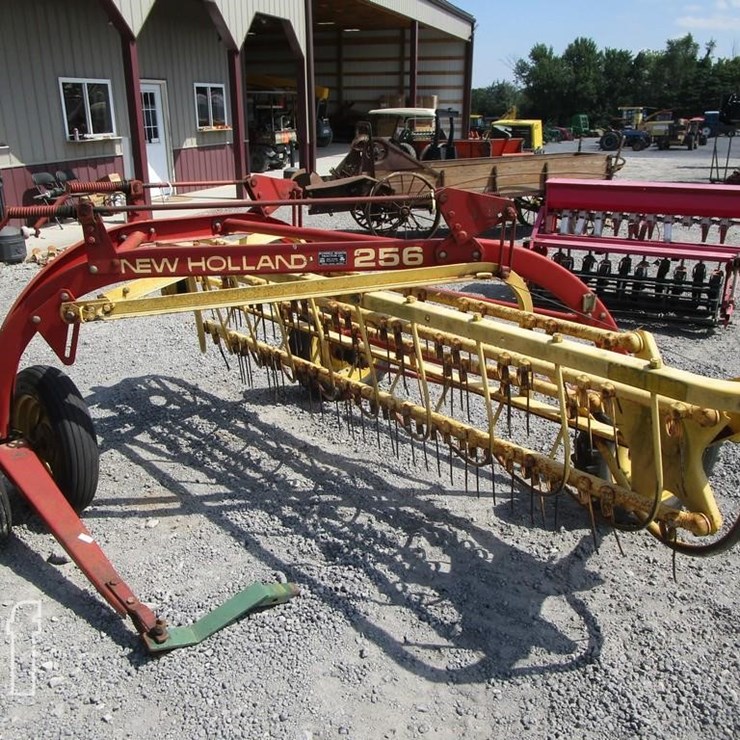 NEW HOLLAND 256