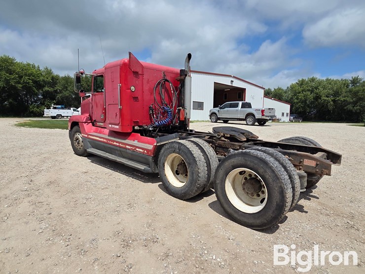 1996-freightliner-fld120-image-7