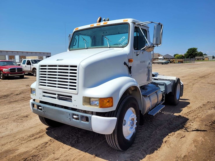 1995-international-8100-image-1