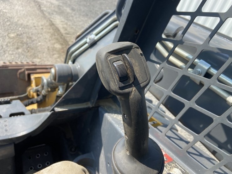deere-320e-image-23
