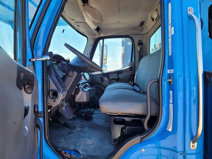 2007-freightliner-m2-106-image-12