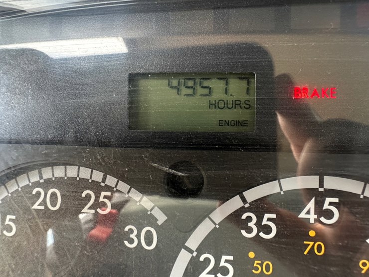 2014-freightliner-108sd-image-21