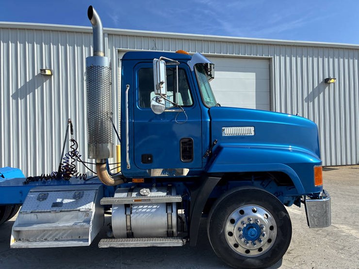 1996-mack-ch613-image-21