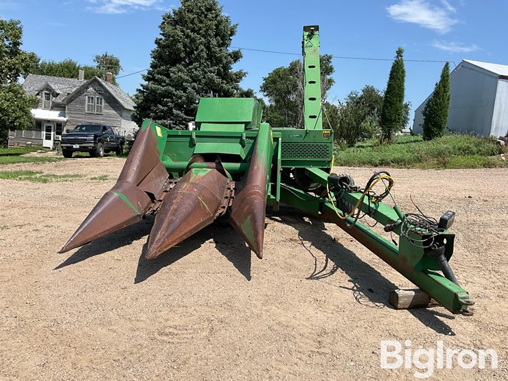 john-deere-300-image-2