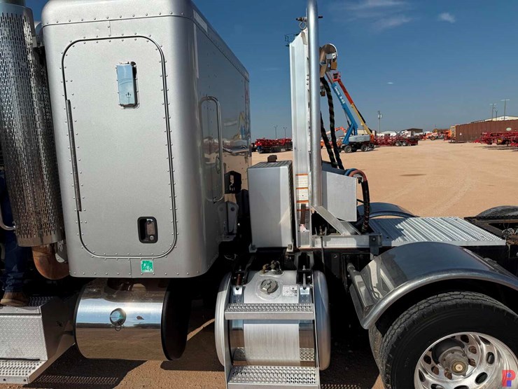 2013-peterbilt-388-image-9