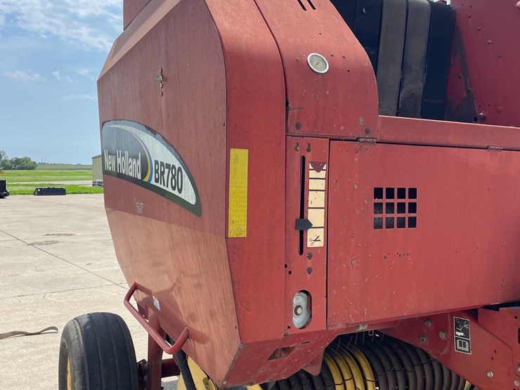 new-holland-br780-image-18