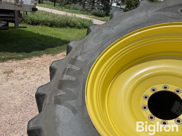 2024-john-deere-800-image-8