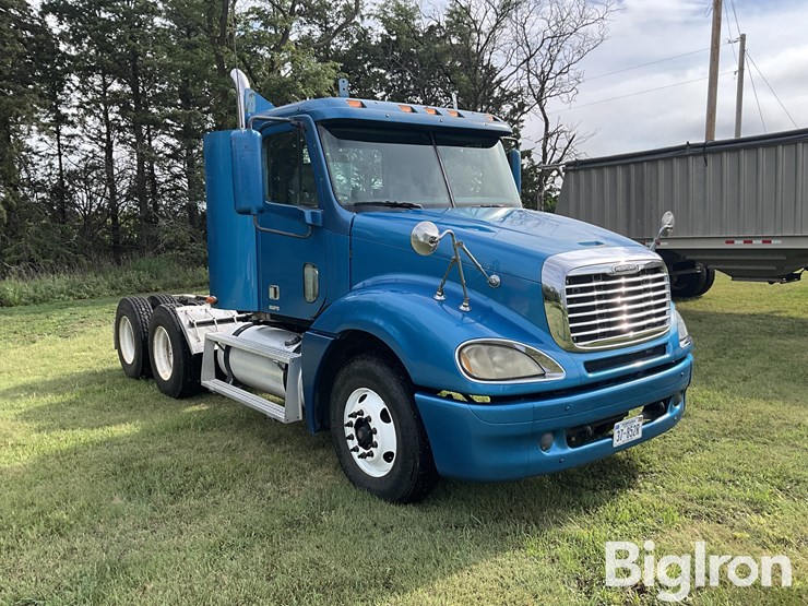 2003-freightliner-columbia-120-image-3