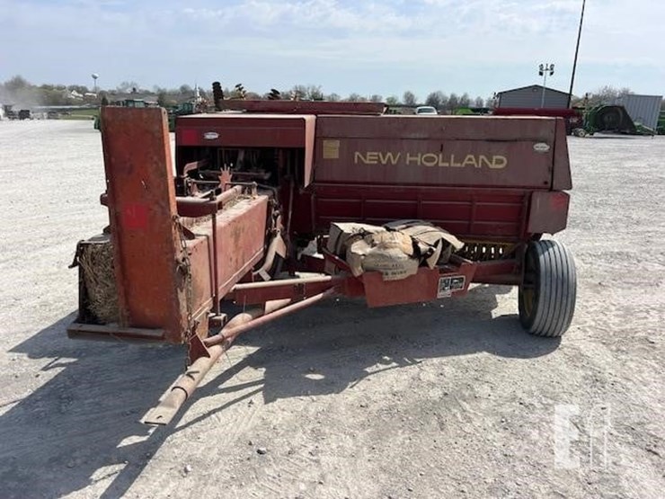 new-holland-320-image-5