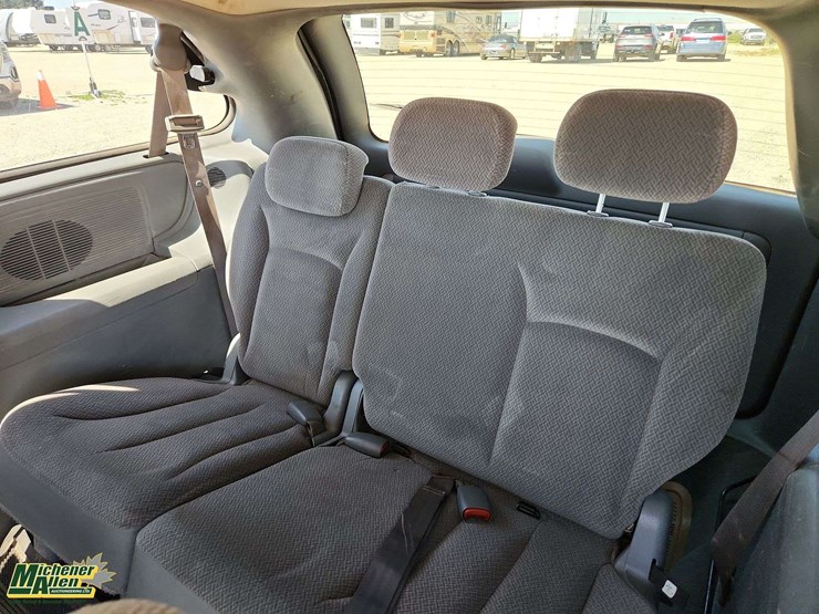 2006-chrysler-town-&-country-image-14
