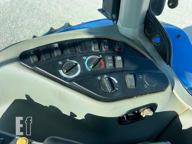 new-holland-t8020-image-34