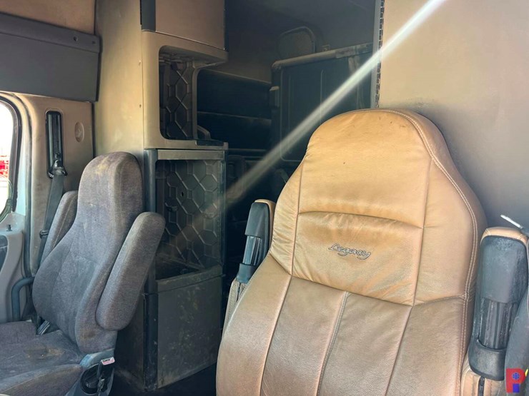 2012-freightliner-cascadia-125064st-t/a-60”-sleeper-truck-image-12