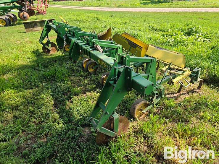 john-deere-825-image-1