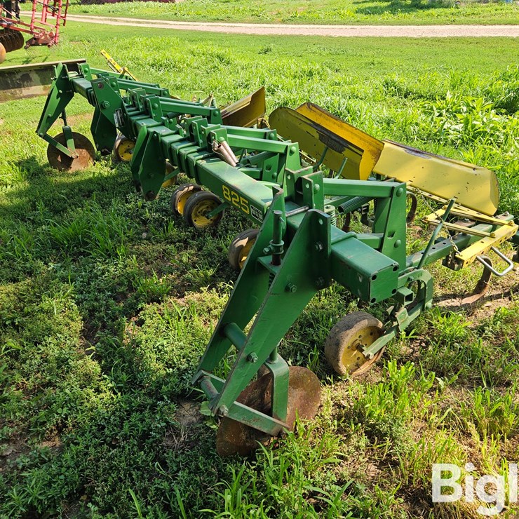 JOHN DEERE 825