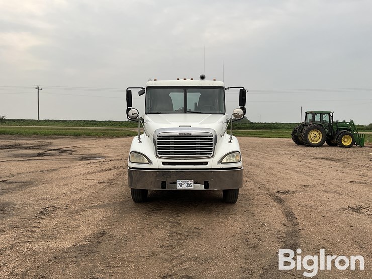 2004-freightliner-columbia-120-image-2