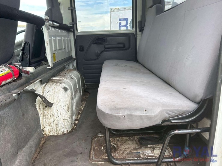 2017-isuzu-npr-image-25
