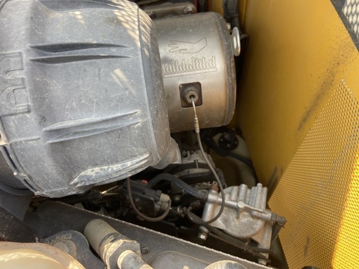 deere-320e-image-30