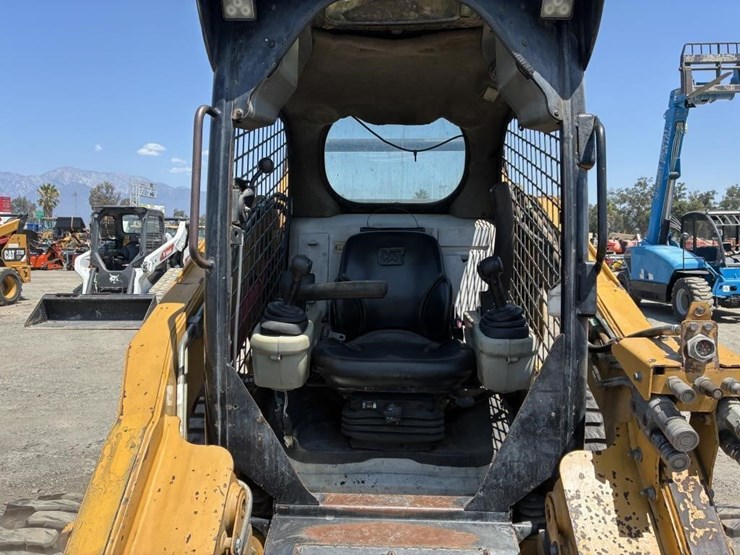 2011-caterpillar-262c-image-12