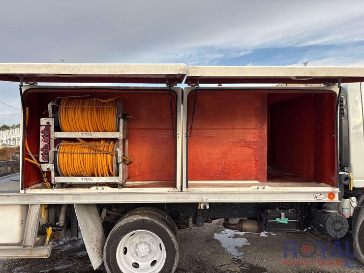 2023-isuzu-npr-image-30
