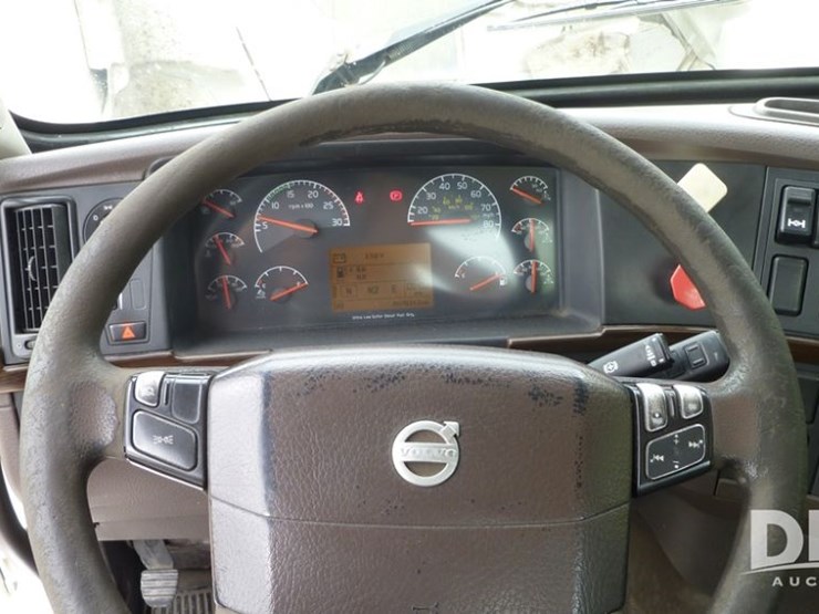 2014-volvo-10-image-15