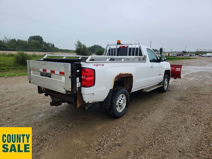 2015-chevrolet-silverado-2500hd-image-4