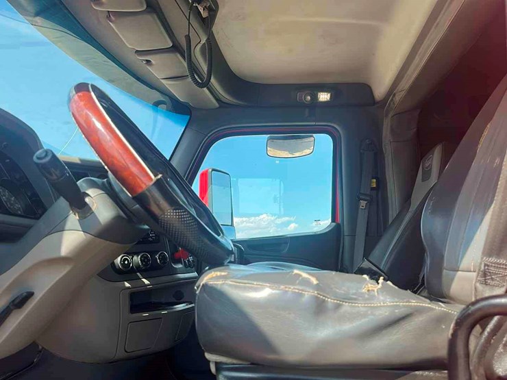 2015-peterbilt-567-image-10