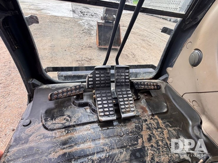 2012-deere-135d-image-59