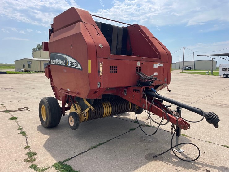 new-holland-br780-image-2