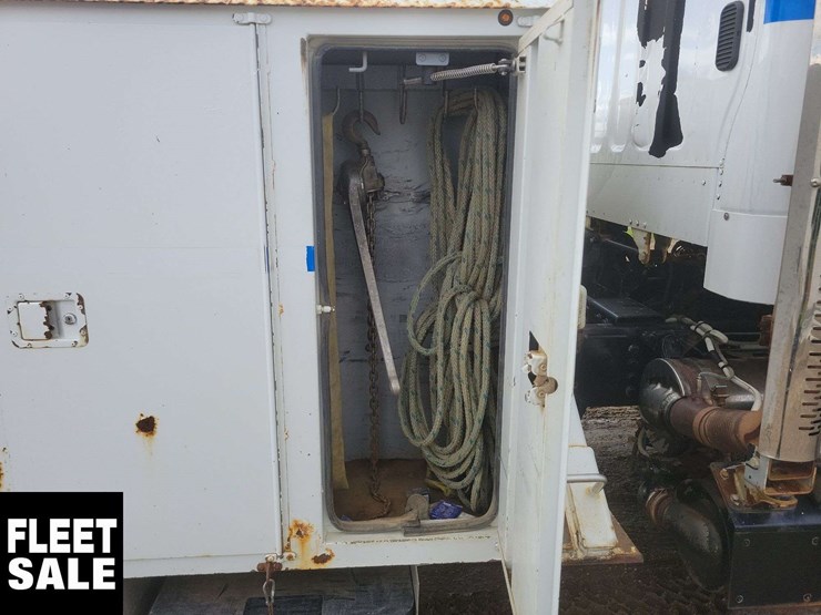 2013-freightliner-108sd-image-32