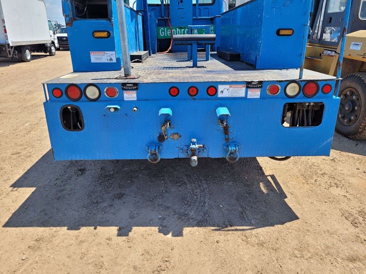 2007-freightliner-m2-106-image-6