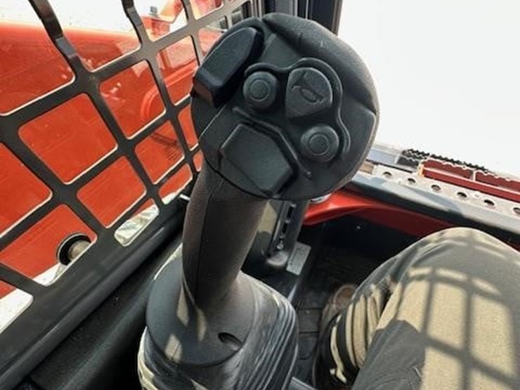 2023-kubota-ssv75-image-21