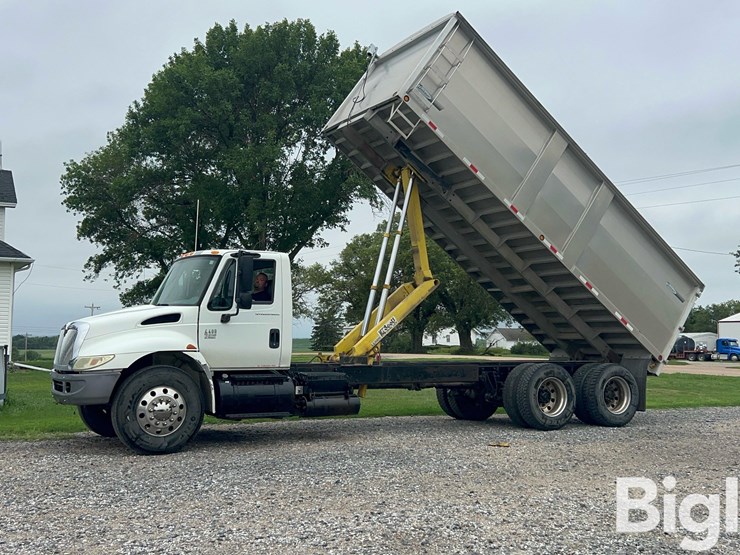 2004-international-durastar-4400-image-9
