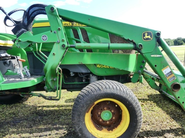 john-deere-4044m-image-8