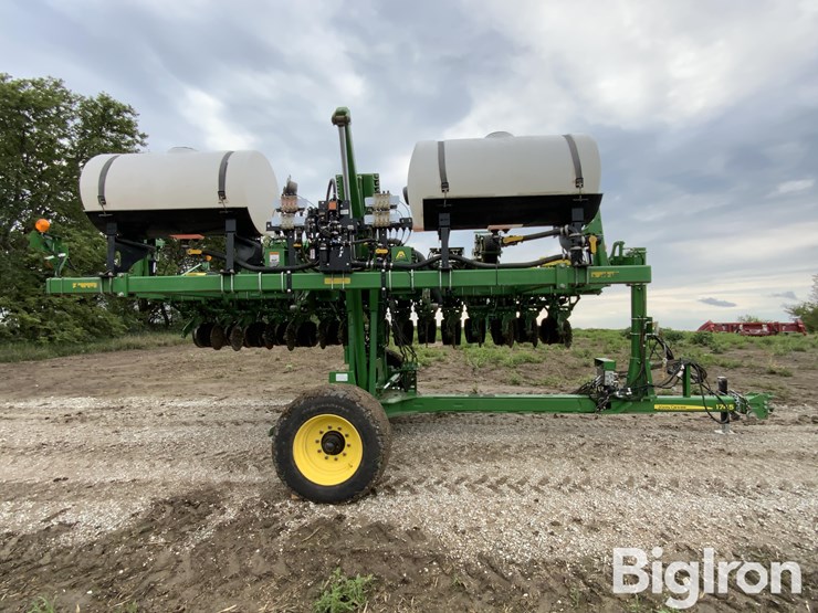 2021-john-deere-1745-image-4