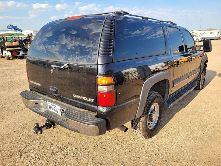 2004-chevrolet-suburban-image-4