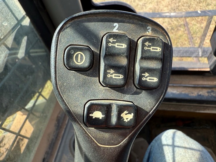 new-holland-c337-image-22