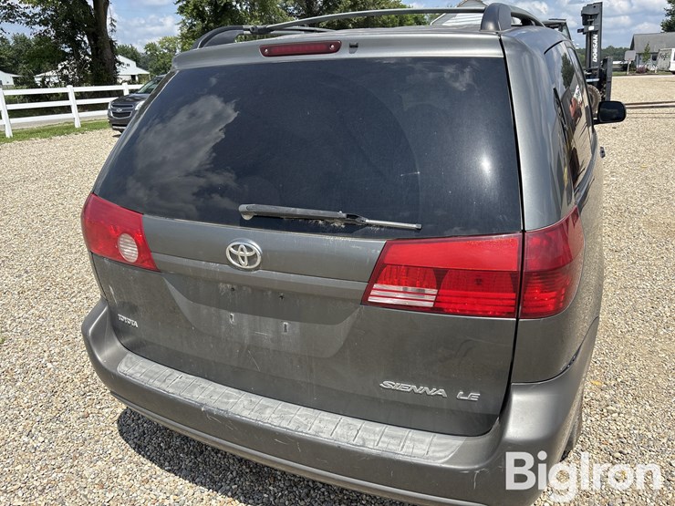 2004-toyota-sienna-image-15