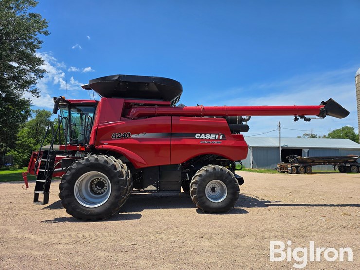 2016-case-ih-8240-image-8