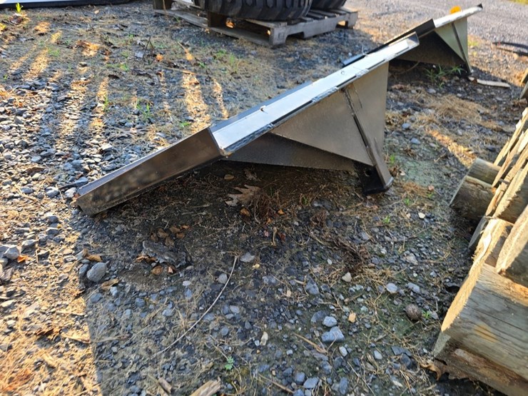 new-kivel-skidloader-hitch-image-3