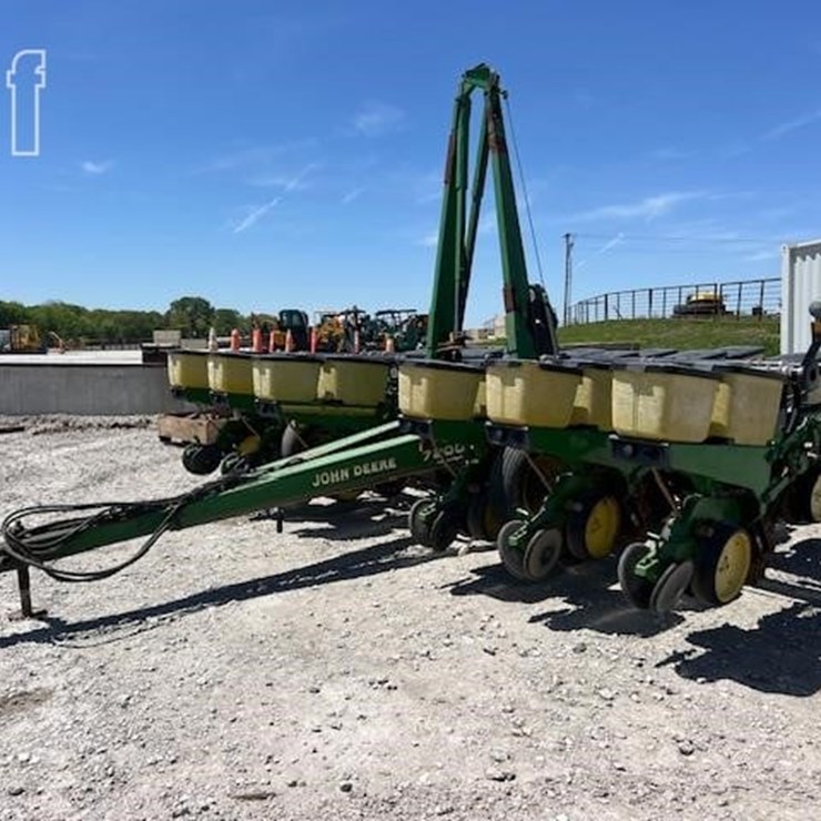1993 JOHN DEERE 7200