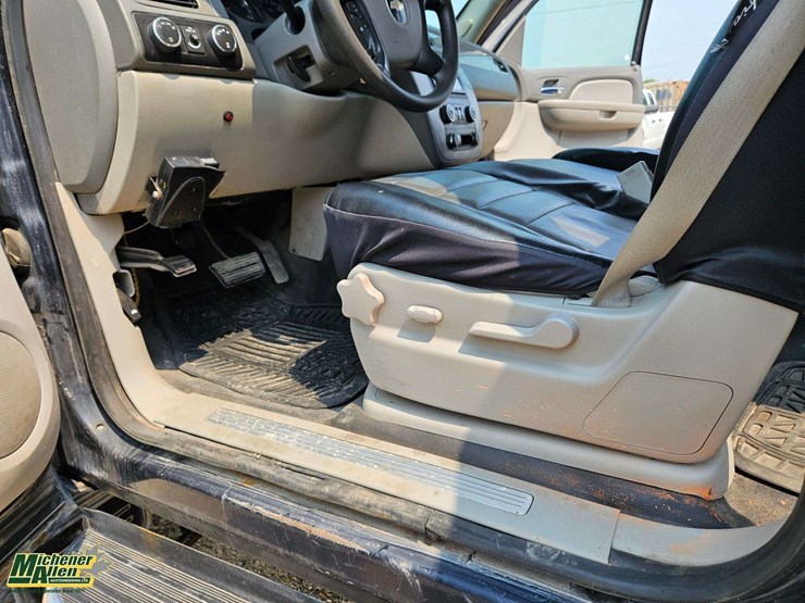 2008-chevrolet-suburban-image-12