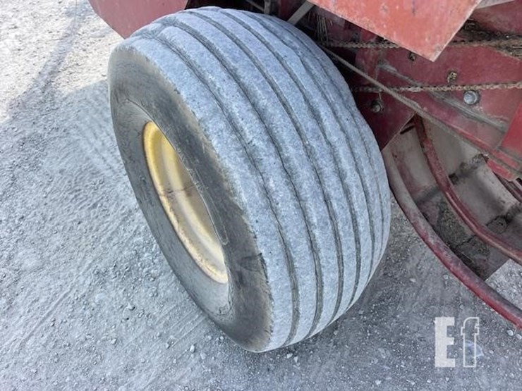 new-holland-320-image-23