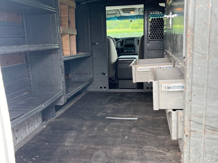 2015-nissan-nv2500-image-9