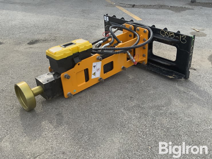 2025-post-pounder-giyi-680-skid-steer-post-driver-image-1