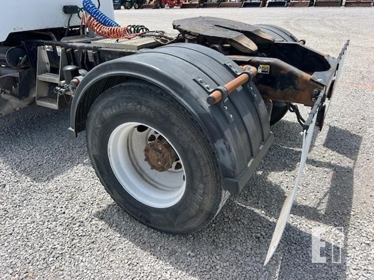 2003-peterbilt-330-image-30