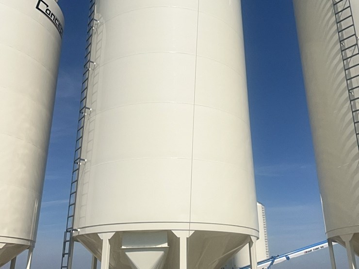 concept-7,500-bu.-hopper-bin,-equipped-with-bin-fan-with-3-phase-agi-grainguard-10-hp-electric-motor.-image-1