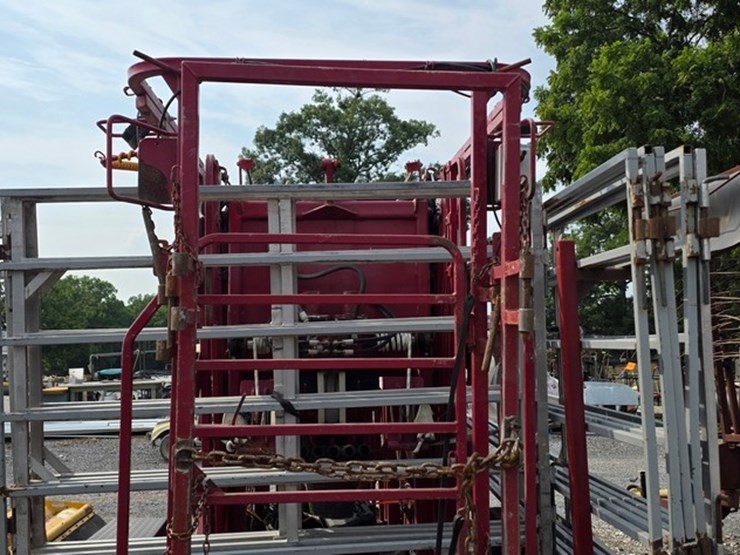 comfort-chute-h-series-hoof-trimming-trailer-image-11