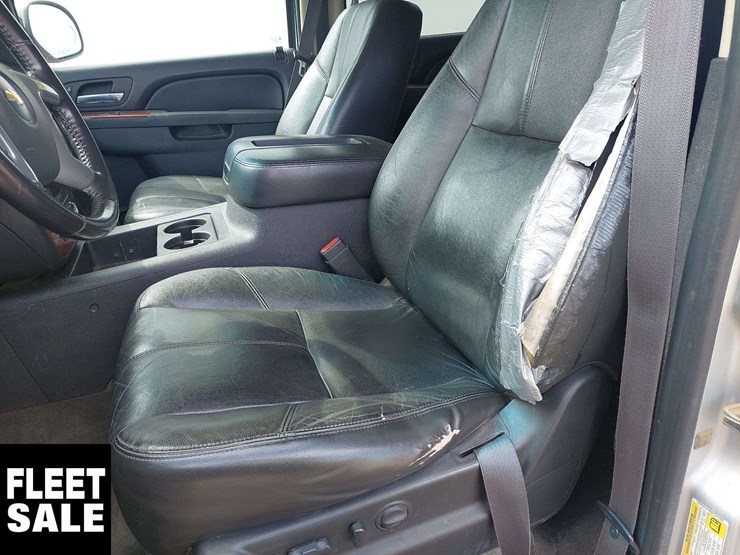 2011-chevrolet-suburban-image-10
