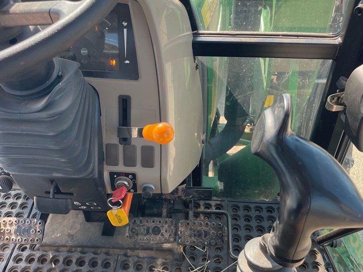 2015-john-deere-6115d-image-43
